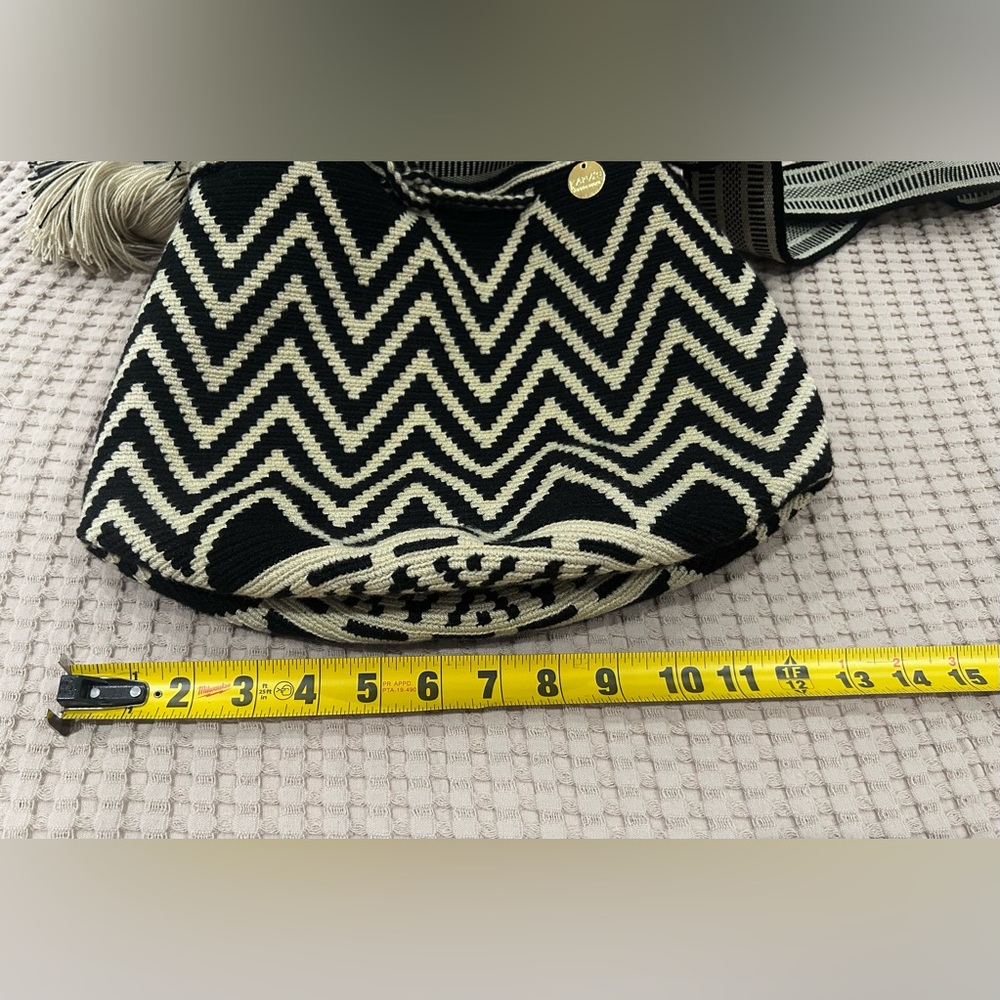 Elegant Black and Cream Chevron Crossbody Bag - Picture 12 of 12